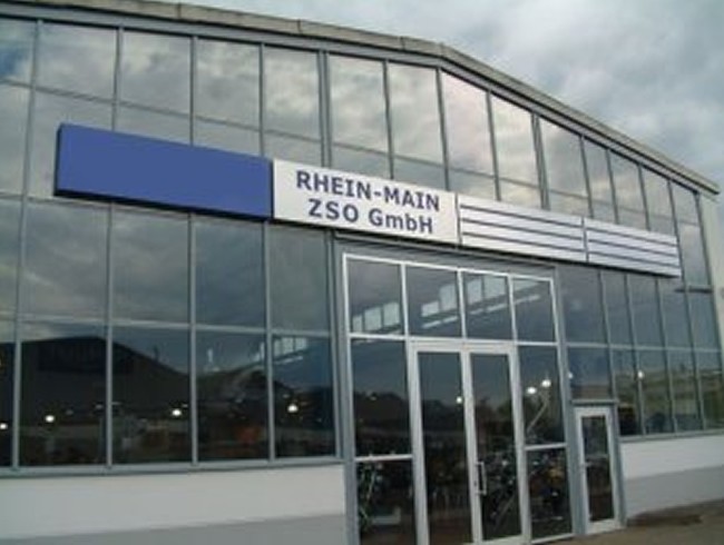 Eröffnung von Deutschlands erstem Triumph Flagship Store, im April 2005 durch ZSO die Rhein-Main GmbH